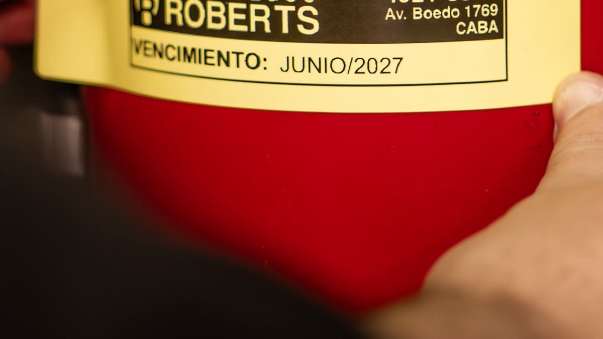 Etiqueta de vencimiento Roberts en matafuego mantenido